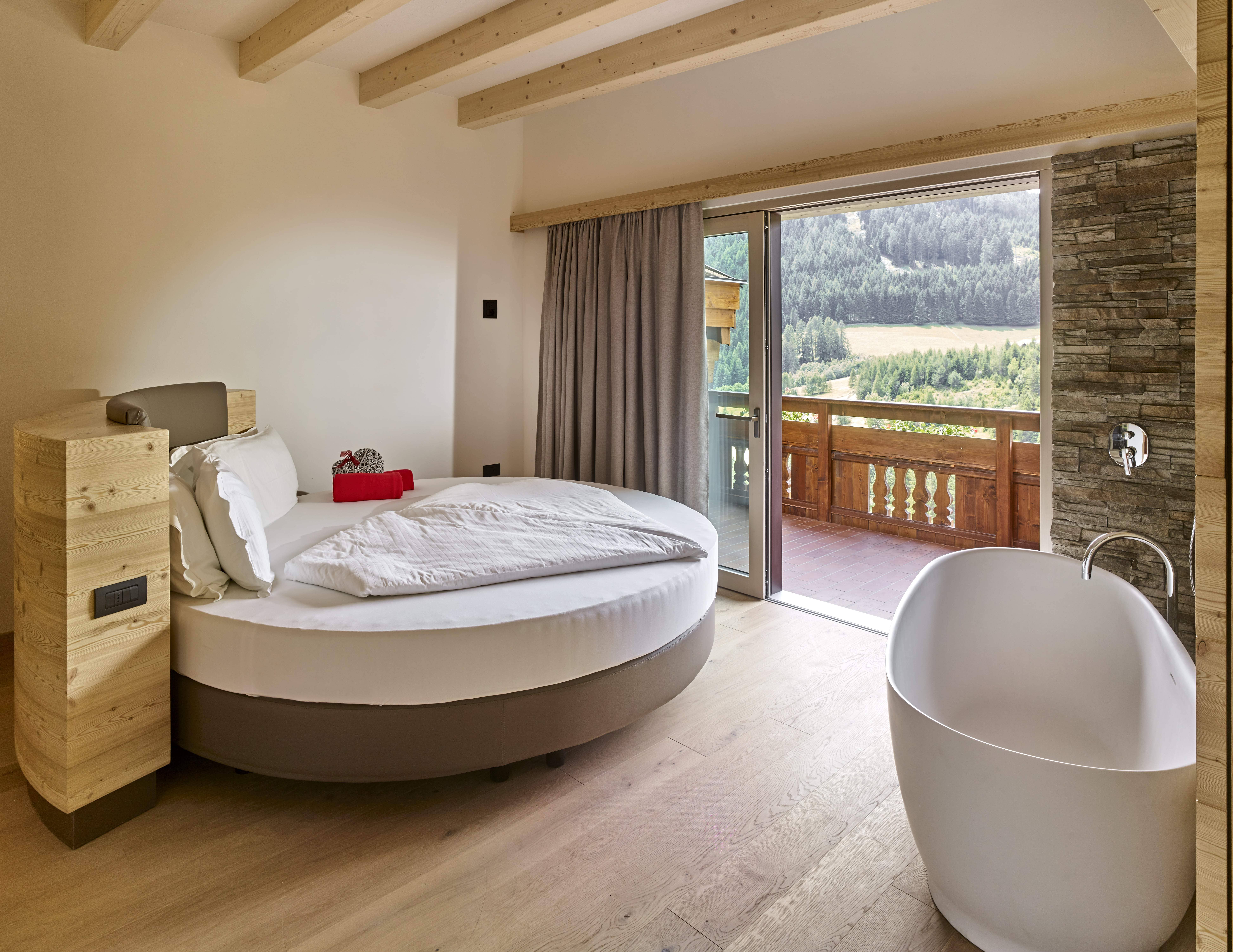 alpine-wellness---letto-tondo-con-vista-panoramica.jpg