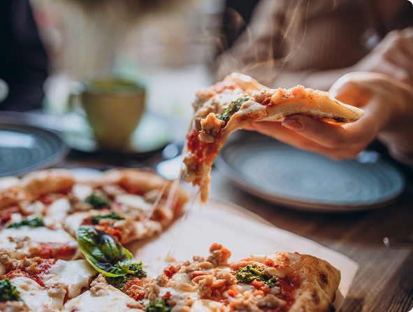 tre-amici-mangiano-insieme-la-pizza-un-caffe 1.jpg